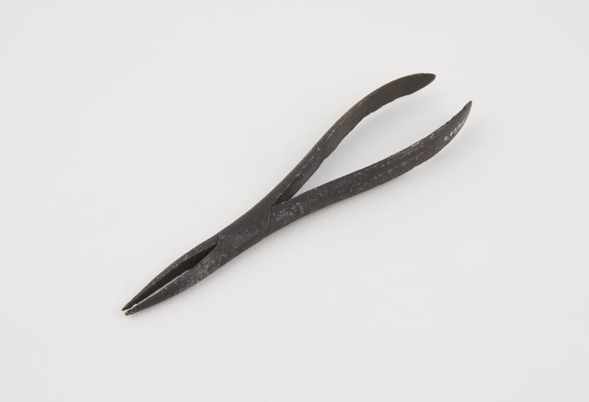 Forceps by Galante of Paris, 19th century, obtained in Pec