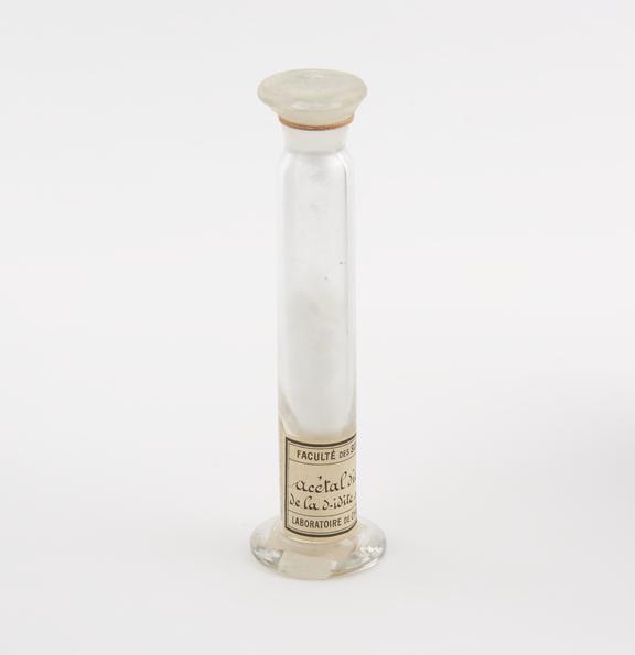 Glass specimen jar containing Acetal dibenzoique de la d-idite