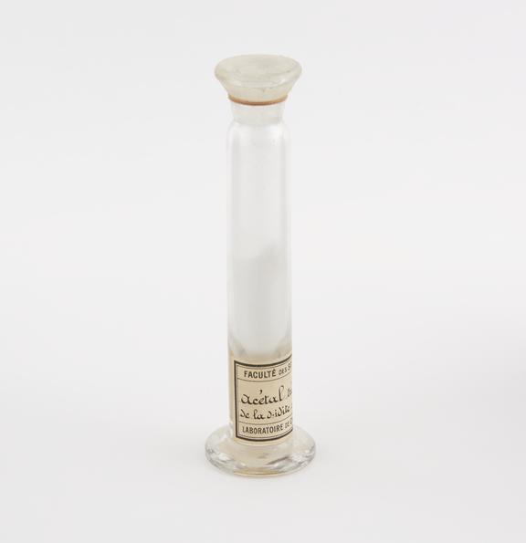 Glass specimen jar containing Acetal triformique de la d-idite