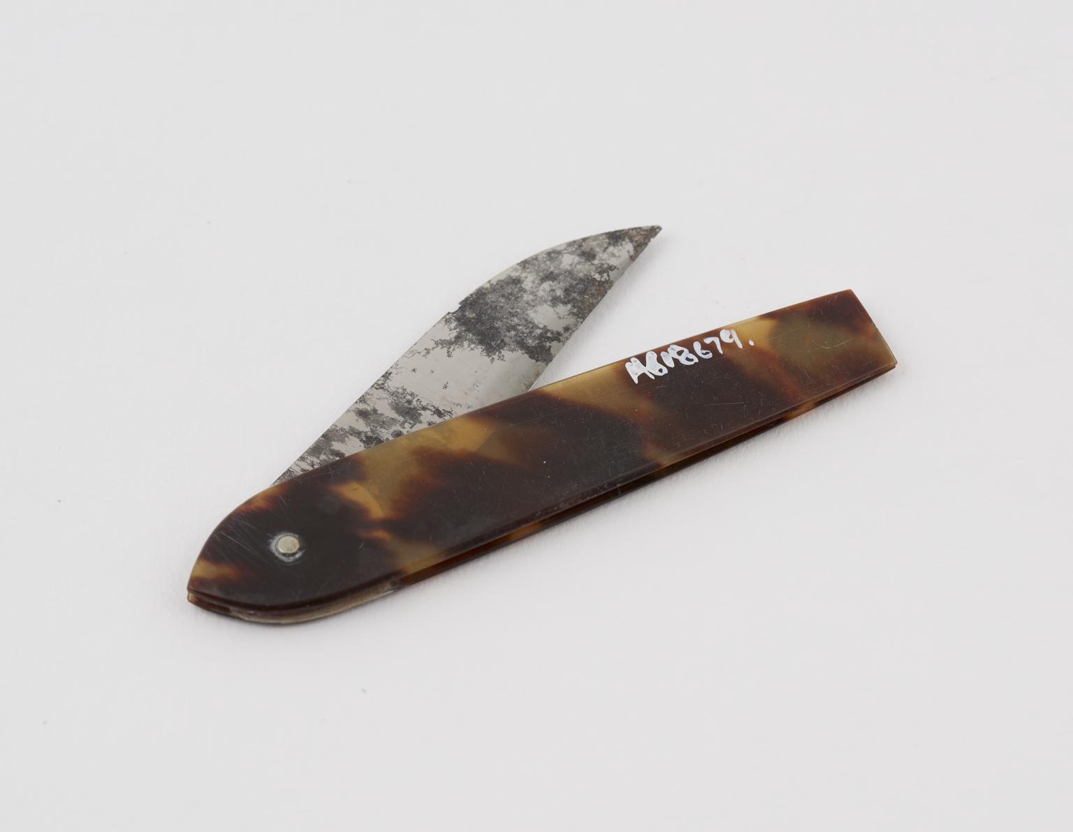 Scalpel, steel, in tortoiseshell sheath | Science Museum Group Collection