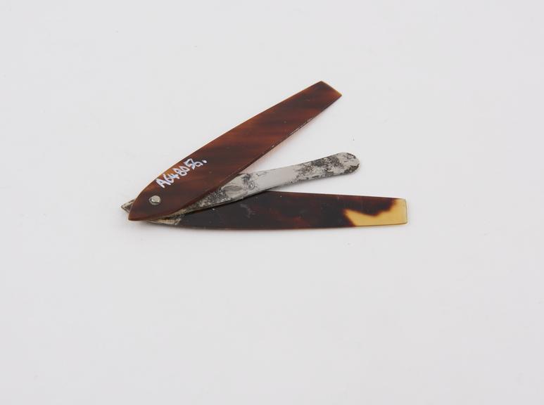 Scarifying knife, steel, in tortoiseshell sheath