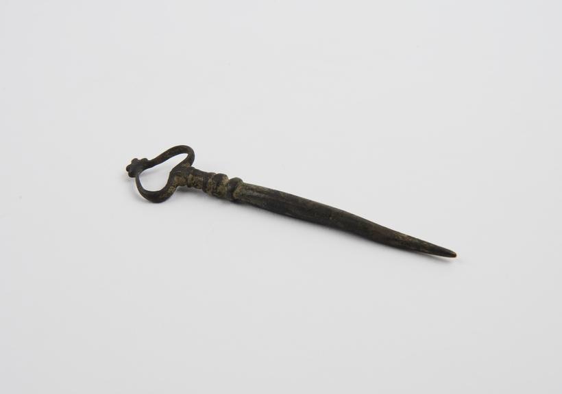Pin or probe, with loop handle, bronze, Hamonic collection