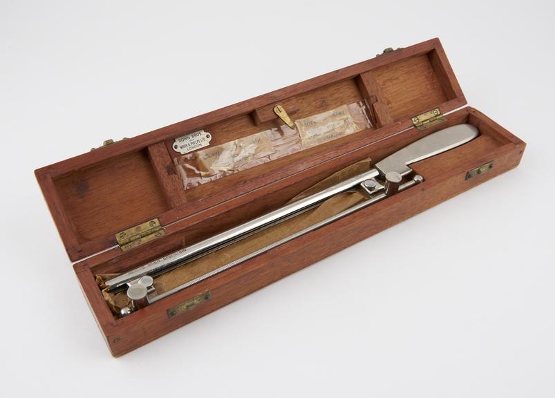 Humby's skin-grafting razor with four spare blades in wooden