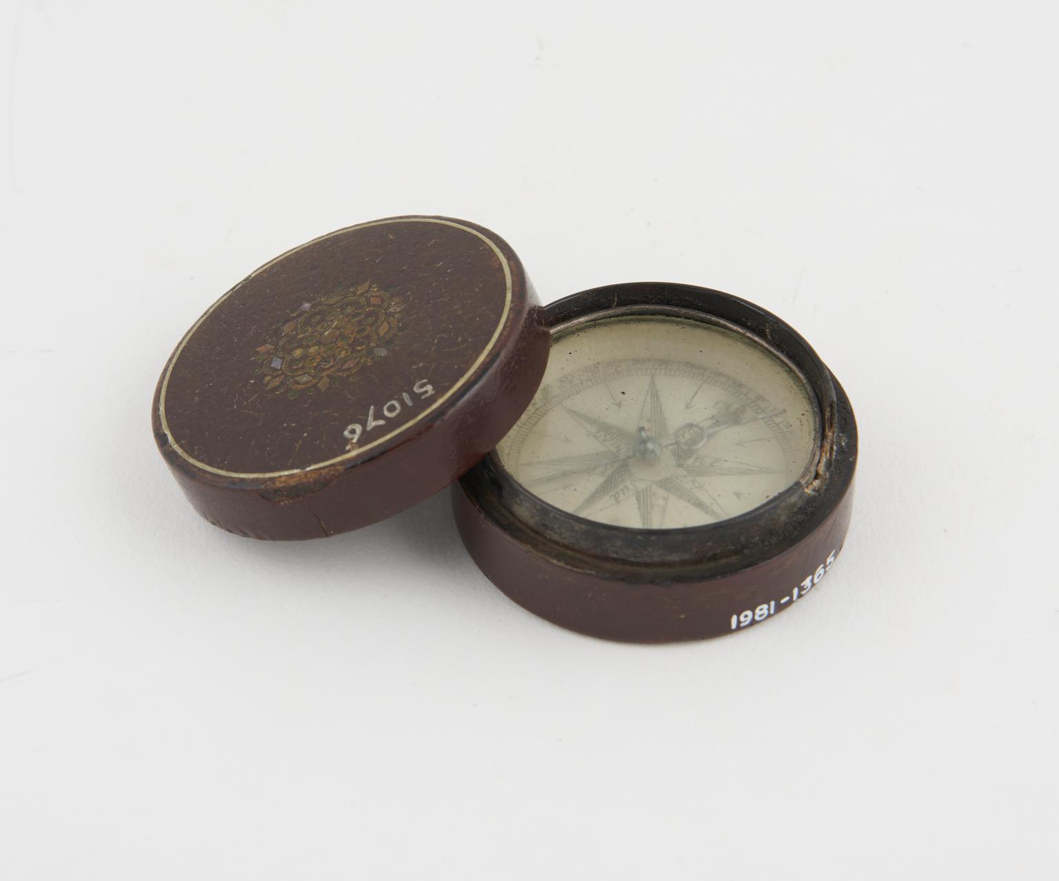 Hand compass in tortoiseshell case | Science Museum Group Collection