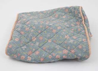 Quilted monitor cover with floral design