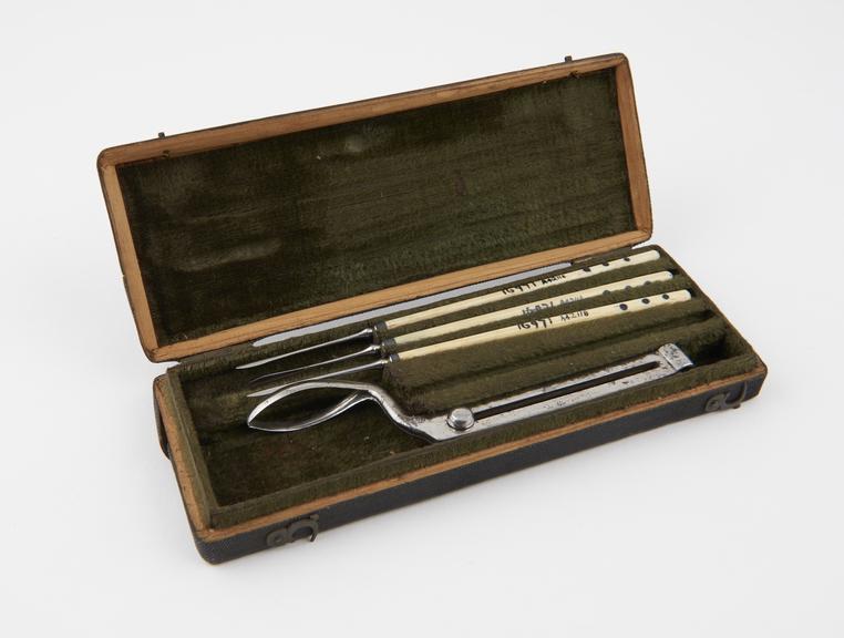 Ophthalmic set comprising forceps and three needles