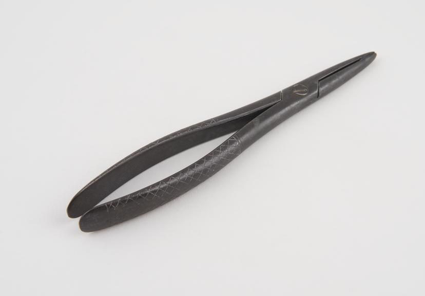 Ligature forceps, steel, by Millikin, London, 1830-1860