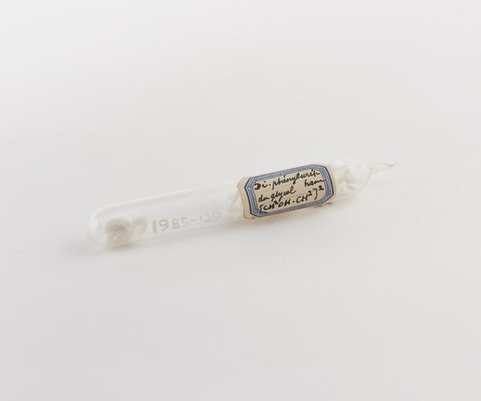 Glass vial containing di-phenylurethane du glycol