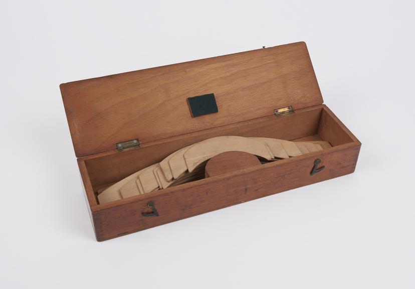 Small box of wooden drawing curves by Stanley, London (B523;)