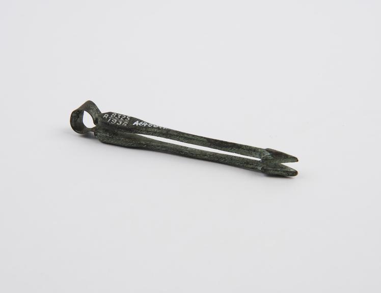 Forceps, bronze, with arrow-head tips, repaired