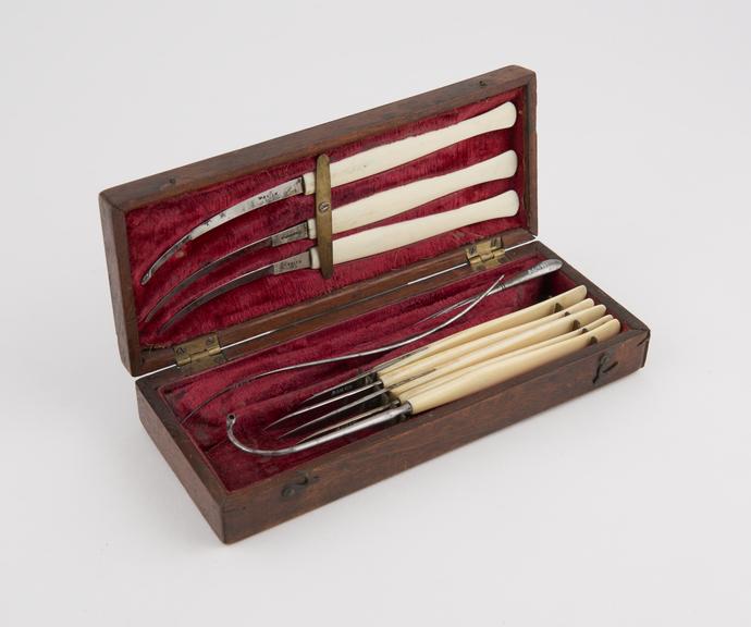 Surgical instrument set, comprising 4 scalpels, 3 bistouries