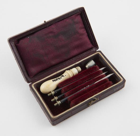 Set of 3 grooved needles with ivory handle in leather case