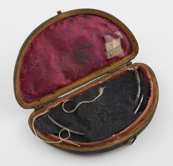 7 suture needles, with thread, in leather case, 19th century