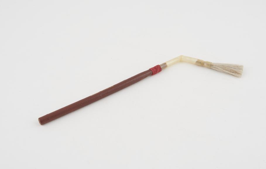 Laryngeal brush, wood, plastic and hair, British, 1880 to 1920