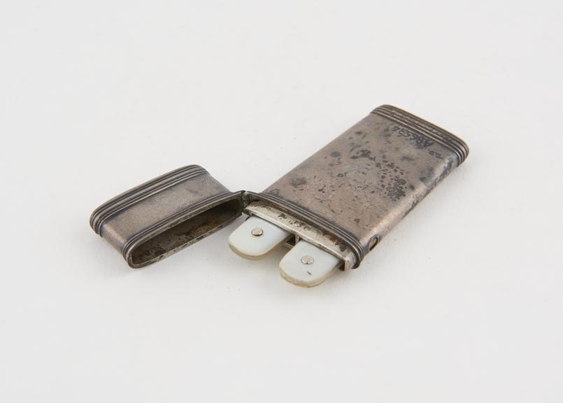 2 lancets, steel and mother-of-pearl, by Marten, in silver case