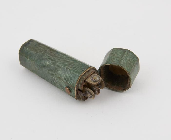 4 lancets, 2 made in Paris, in green shagreen case