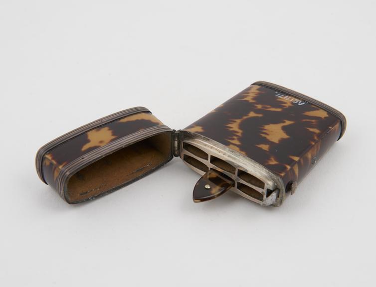 Lancet by Pratt in tortoiseshell lancet case