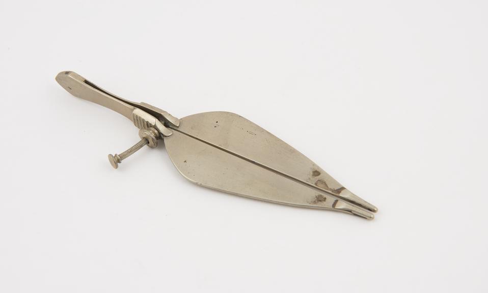 Circumcision clamp with leaf-shaped blade in[.......