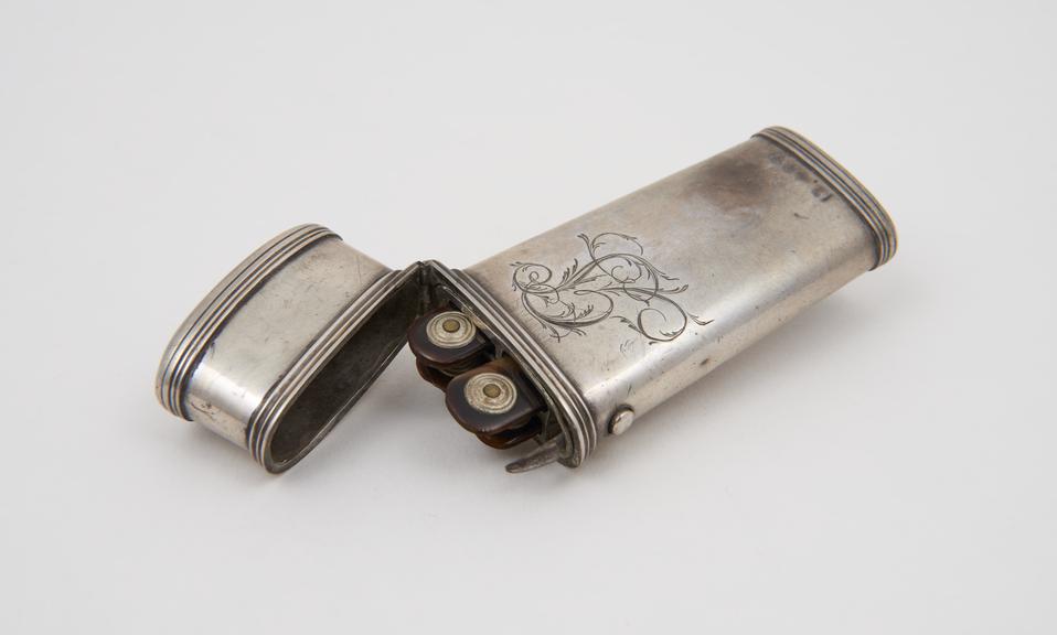 4 lancets, steel and tortoiseshell in silver case, no hallmarks