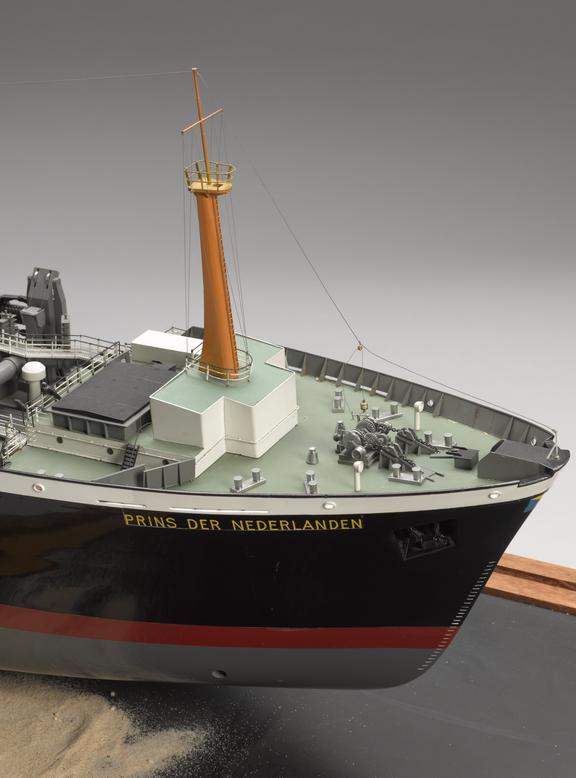 Whole model of twin screw trailing suction hopper dredger