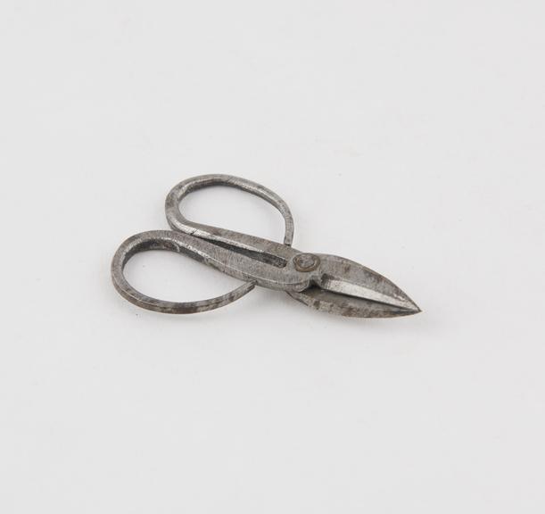 Pair of very small scissors to traditional Chinese design