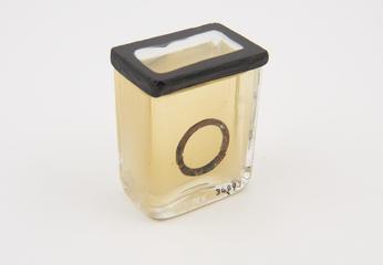 Glass tank containing foreign body