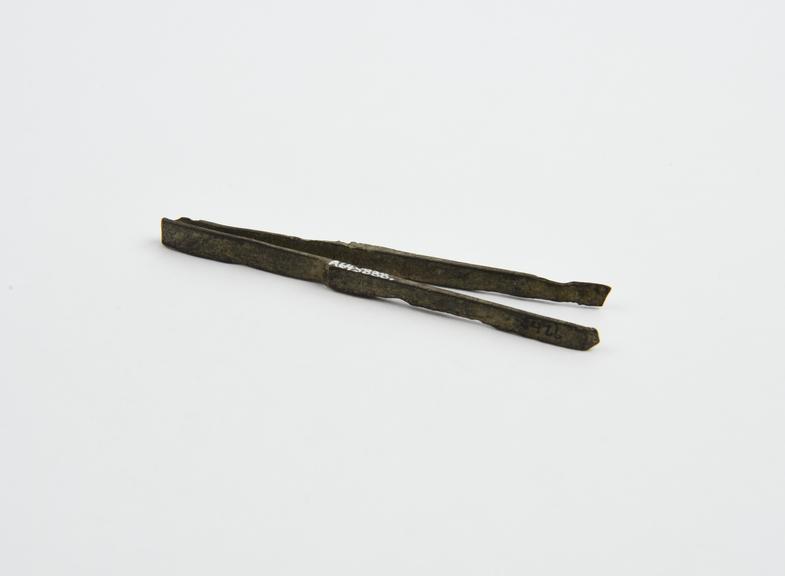 Depilatory forceps, bronze, found at Bellinzona