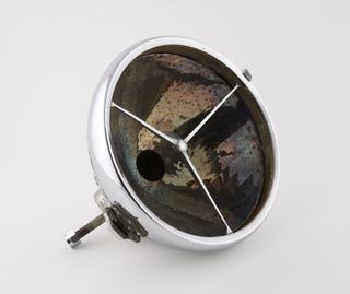 Lucas P100L car head lamp (non-dipping) 1930-39, glass missing