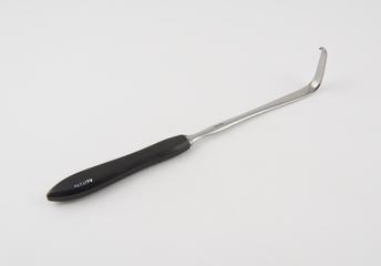 Retractor, single hook