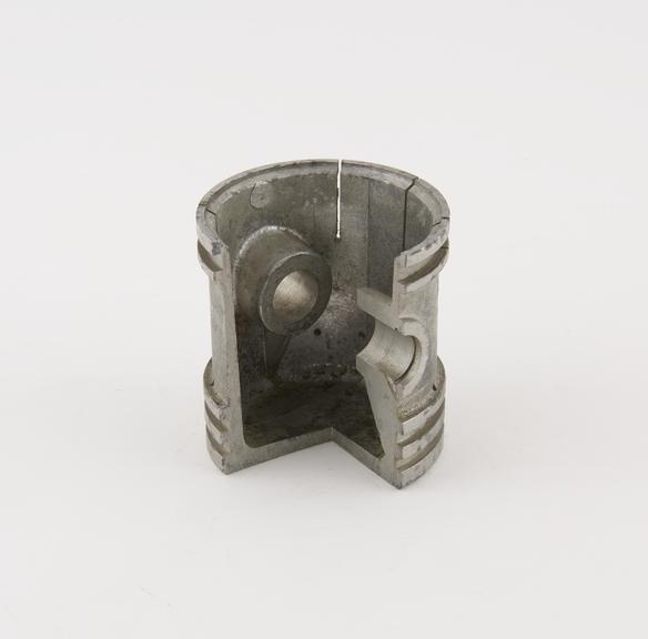 Casting of Ward-Aerolite type piston for Morris-Cowley motor