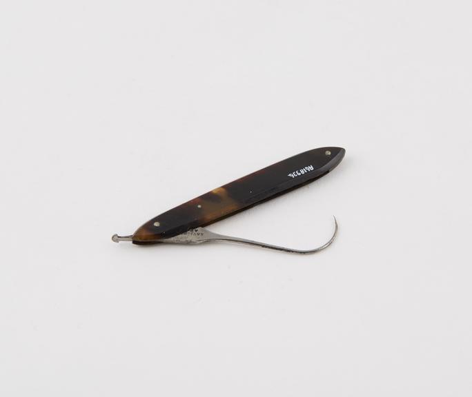 Tenaculum, steel, folding, in tortoiseshell sheath