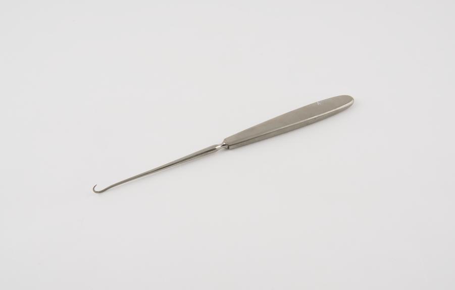 Sims' fine hook, for drawing down cervix, steel, plated