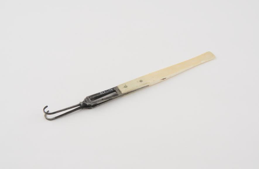 Surgical hook, blunt, double, with sliding adjustment