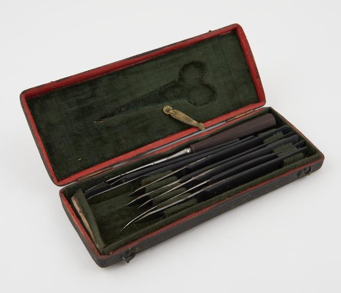 Surgical instrument set comprising six scalpels