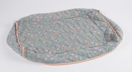 Quilted cable bag with floral design