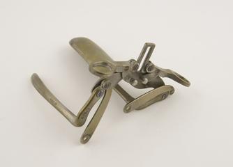 Three-bladed vaginal speculum
