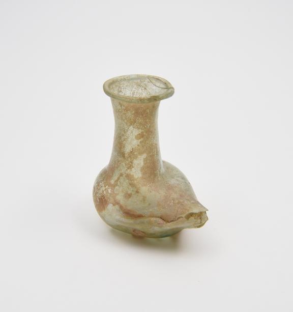 Glass vessel with spout