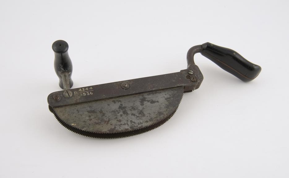 Double balded spine saw