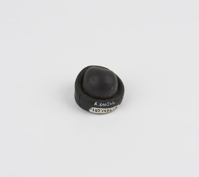 Rubber cervical cap, the Ideal', with folded back rim, size 1'