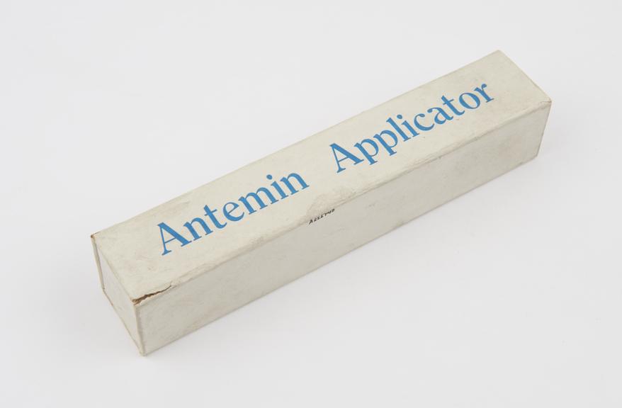 Plastic applicator for introducin Antemin