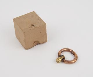 Self-locking sow rings