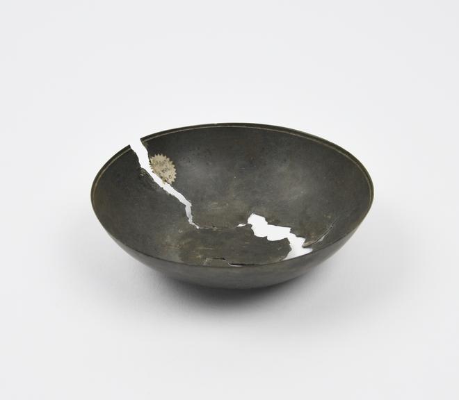 Bronze dish from early Korean tomb