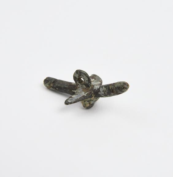 Solid bronze amuletic pendant in form of phallic bird