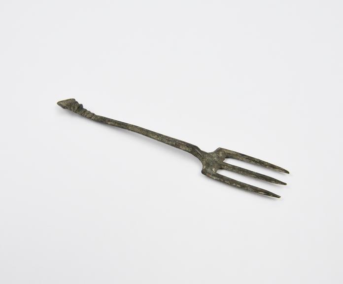 3-pronged fork with triangular ribbed knop in horsefoot style