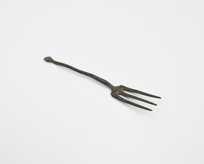 3-pronged fork with truncated diamond knop