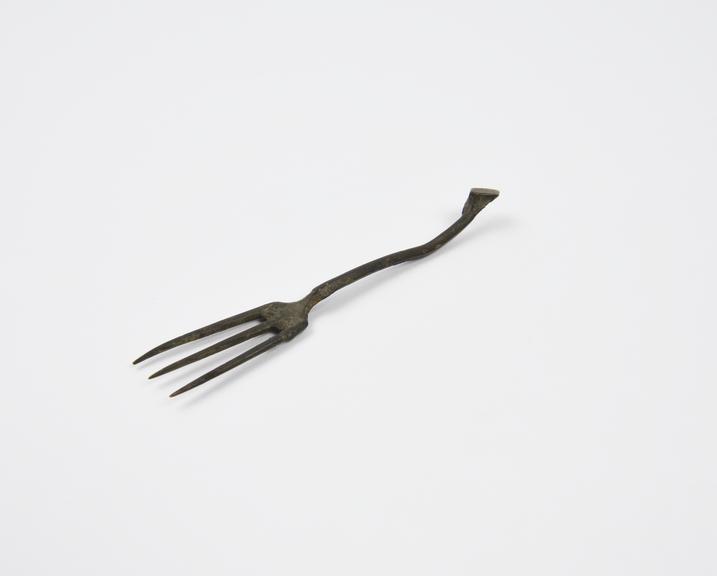 3-pronged fork with plain horsehoof knop