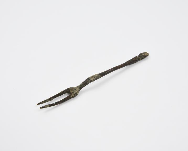 2-pronged fork with horsefoot knop