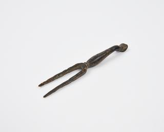 Two pronged fork with horsefoot knop
