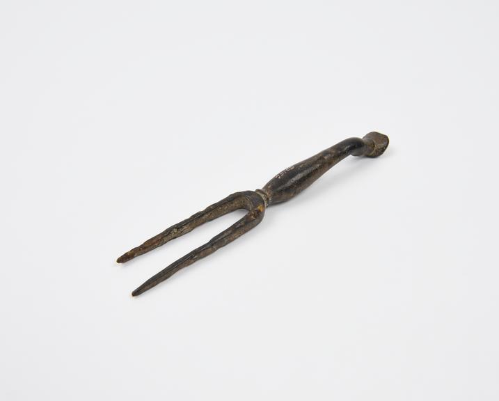 2-pronged fork with horsefoot knop