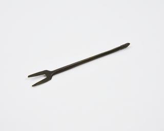 Fork with two prongs and acorn knop